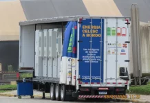 Caminhão  ENERGIA CELESC  A BORDO com as baterias
