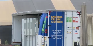 Caminhão  ENERGIA CELESC  A BORDO com as baterias