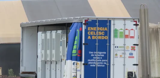 Caminhão  ENERGIA CELESC  A BORDO com as baterias