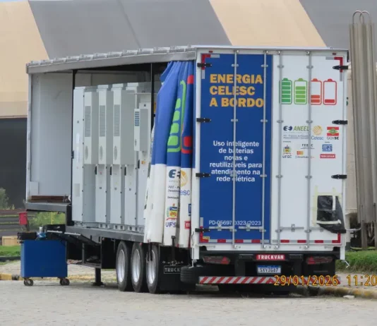 Caminhão  ENERGIA CELESC  A BORDO com as baterias