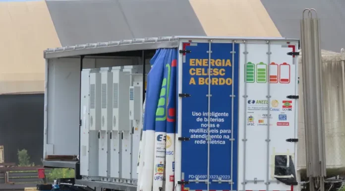 Celesc cria sistema inédito para reaproveitar baterias de carros elétricos Caminhão ENERGIA CELESC A BORDO com as baterias