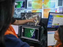 Profissionais monitoram o El Niño em Santa Catarina em tempo real, analisando imagens de satélite e mapas meteorológicos para prever chuvas e possíveis eventos extremos.