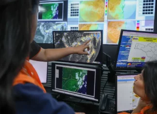 Profissionais monitoram o El Niño em Santa Catarina em tempo real, analisando imagens de satélite e mapas meteorológicos para prever chuvas e possíveis eventos extremos.