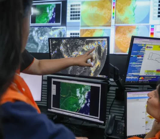 Profissionais monitoram o El Niño em Santa Catarina em tempo real, analisando imagens de satélite e mapas meteorológicos para prever chuvas e possíveis eventos extremos.