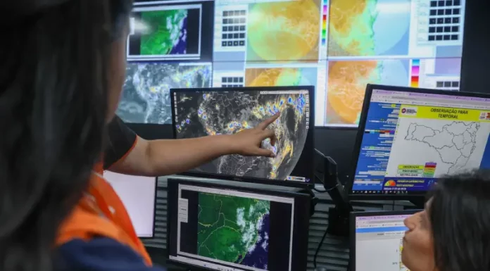 Santa Catarina se prepara para inverno atípico com chegada antecipada do El Niño Profissionais monitoram o El Niño em Santa Catarina em tempo real, analisando imagens de satélite e mapas meteorológicos para prever chuvas e possíveis eventos extremos.