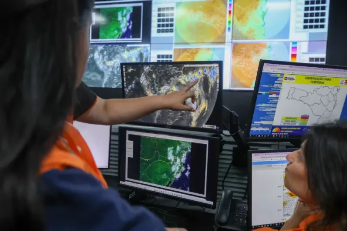 Profissionais monitoram o El Niño em Santa Catarina em tempo real, analisando imagens de satélite e mapas meteorológicos para prever chuvas e possíveis eventos extremos.