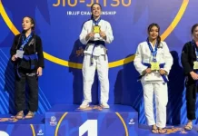 Atleta de São José, Ester Boing conquista título mundial de jiu-jitsu Atletas de jiu-jitsu posam no pódio durante o Campeonato Mundial da IBJJF, na Califórnia. Ao centro, Ester Boing aparece no lugar mais alto do pódio com a medalha de ouro, representando a conquista do título mundial da categoria faixa-azul. A imagem destaca o resultado histórico da atleta de São José no cenário internacional da modalidade.