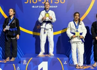 Atleta de São José, Ester Boing conquista título mundial de jiu-jitsu Atletas de jiu-jitsu posam no pódio durante o Campeonato Mundial da IBJJF, na Califórnia. Ao centro, Ester Boing aparece no lugar mais alto do pódio com a medalha de ouro, representando a conquista do título mundial da categoria faixa-azul. A imagem destaca o resultado histórico da atleta de São José no cenário internacional da modalidade.