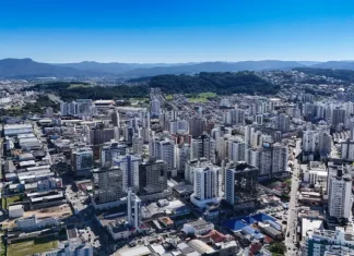 São José regulamenta novo Estudo de Impacto de Vizinhança para empreendimentos urbanos Vista aerea de São José, mostrando prédios, simbolizando o Estudo de Impacto a Vizinhança