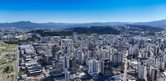 São José regulamenta novo Estudo de Impacto de Vizinhança para empreendimentos urbanos Vista aerea de São José, mostrando prédios, simbolizando o Estudo de Impacto a Vizinhança