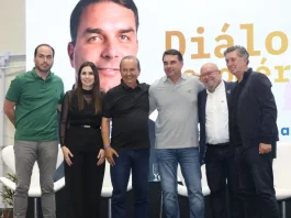 Fecomércio SC entrega reivindicações do setor produtivo a Flávio Bolsonaro Autoridades catarinense ao lado de Flávio Bolsonaro, durante evento da Fecomércio
