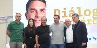 Autoridades catarinense ao lado de Flávio Bolsonaro, durante evento da Fecomércio