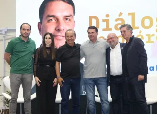 Autoridades catarinense ao lado de Flávio Bolsonaro, durante evento da Fecomércio