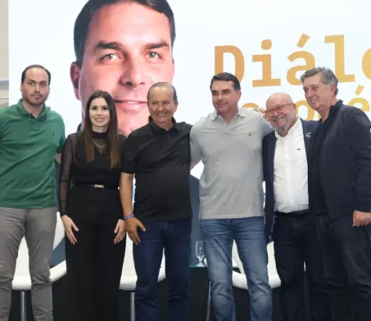 Autoridades catarinense ao lado de Flávio Bolsonaro, durante evento da Fecomércio