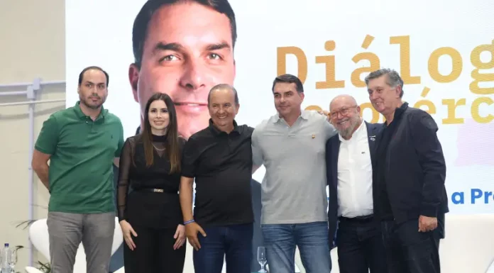 Autoridades catarinense ao lado de Flávio Bolsonaro, durante evento da Fecomércio