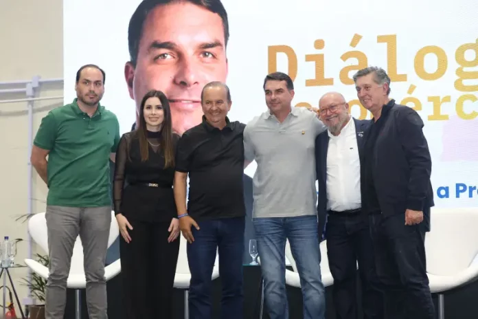Autoridades catarinense ao lado de Flávio Bolsonaro, durante evento da Fecomércio