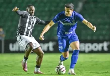 Jogadores do Figueirense e Barra em campo