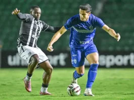 Jogadores do Figueirense e Barra em campo