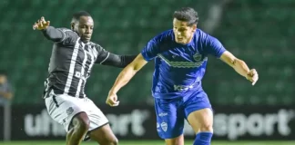 Jogadores do Figueirense e Barra em campo