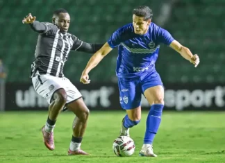 Jogadores do Figueirense e Barra em campo