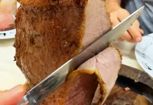 Garçom servindo churrasco de Frescal de São Joaquim