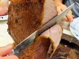 Garçom servindo churrasco de Frescal de São Joaquim