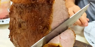 Garçom servindo churrasco de Frescal de São Joaquim