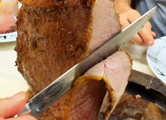 Garçom servindo churrasco de Frescal de São Joaquim
