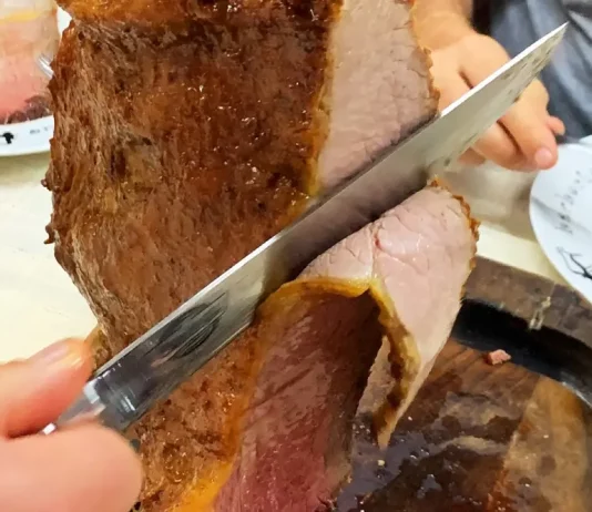 Garçom servindo churrasco de Frescal de São Joaquim