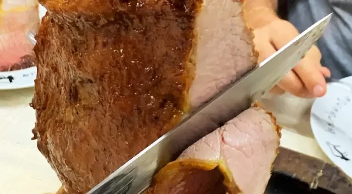 Santa Catarina conquista 11ª Indicação Geográfica com Frescal de São Joaquim Garçom servindo churrasco de Frescal de São Joaquim
