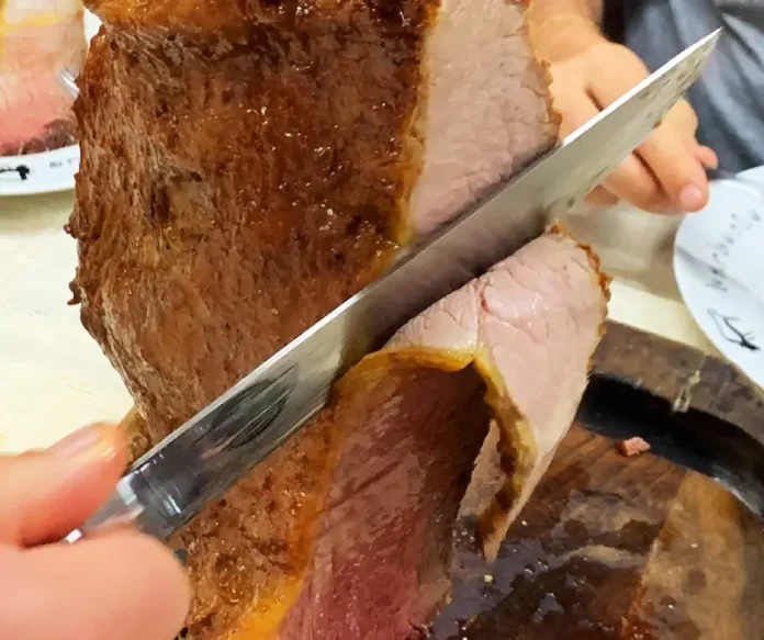 Garçom servindo churrasco de Frescal de São Joaquim