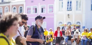 Fotógrafos participam da Maratona Fotográfica de Florianópolis, registrando imagens pela cidade durante o evento cultural.