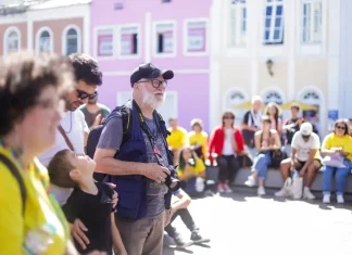 Fotógrafos participam da Maratona Fotográfica de Florianópolis, registrando imagens pela cidade durante o evento cultural.