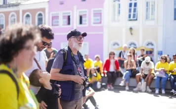 Fotógrafos participam da Maratona Fotográfica de Florianópolis, registrando imagens pela cidade durante o evento cultural.
