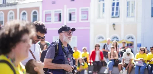 Fotógrafos participam da Maratona Fotográfica de Florianópolis, registrando imagens pela cidade durante o evento cultural.
