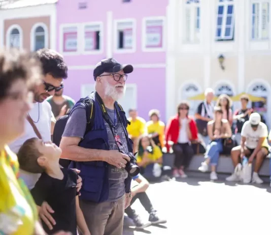 Fotógrafos participam da Maratona Fotográfica de Florianópolis, registrando imagens pela cidade durante o evento cultural.