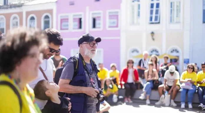 Fotógrafos participam da Maratona Fotográfica de Florianópolis, registrando imagens pela cidade durante o evento cultural.