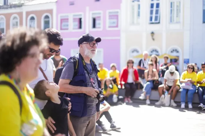 Fotógrafos participam da Maratona Fotográfica de Florianópolis, registrando imagens pela cidade durante o evento cultural.