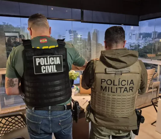 Agentes da polícia civil e polícia militar durante Operação Proxies