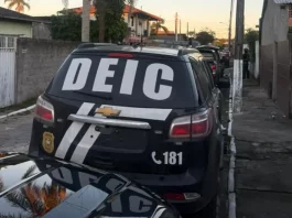 Operação “Quebra de Comando” desarticula organização criminosa na Tapera, em Florianópolis Viaturas da polícia civil durante Operação Quebrta de Comando