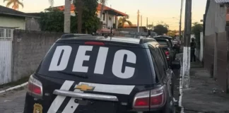 Viaturas da polícia civil durante Operação Quebrta de Comando