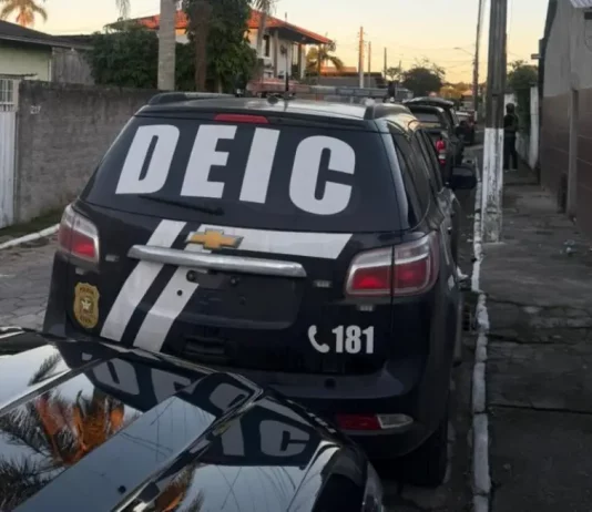 Viaturas da polícia civil durante Operação Quebrta de Comando