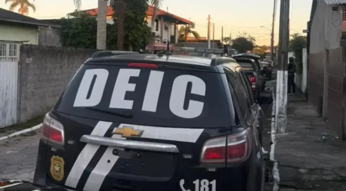 Operação “Quebra de Comando” desarticula organização criminosa na Tapera, em Florianópolis Viaturas da polícia civil durante Operação Quebrta de Comando