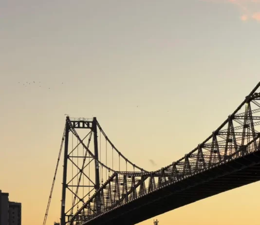 Livro reúne registros inéditos de Felipe Bundgens e marca centenário da Ponte Hercílio Luz Foto da Ponte Hercílio Luz