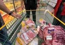 Procon de São José apreende alimentos impróprios em supermercados Produtos impróprios para consumo apreendidos pelo procon de São José