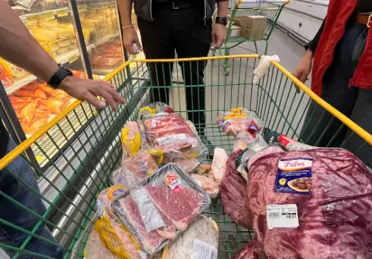 Procon de São José apreende alimentos impróprios em supermercados Produtos impróprios para consumo apreendidos pelo procon de São José