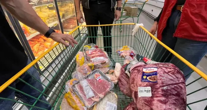 Procon de São José apreende alimentos impróprios em supermercados Produtos impróprios para consumo apreendidos pelo procon de São José