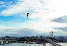 Rafael Bridi bate recorde nas comemorações dos 100 anos da Ponte Hercílio Luz Rafael Bridi fazendo a travessia no centenário da Ponte Hercílio Luz