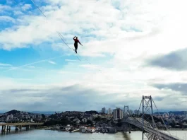 Rafael Bridi bate recorde nas comemorações dos 100 anos da Ponte Hercílio Luz Rafael Bridi fazendo a travessia no centenário da Ponte Hercílio Luz