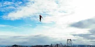 Rafael Bridi fazendo a travessia no centenário da Ponte Hercílio Luz